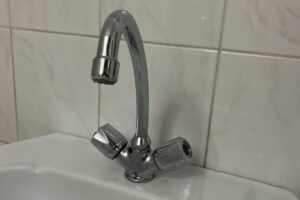 mesto handlová: odstÁvka vody v banÍckej kolÓnii z dÔvodu havÁrie Mesto Handlová: ODSTÁVKA VODY V BANÍCKEj KOLÓNII Z DÔVODU HAVÁRIE NA VODOVODNOM ...