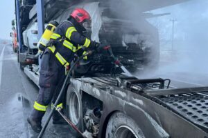 Horel kamión prevážajúci vozidlá, škoda bola predbežne vyčíslená na 150-tisíc eu...