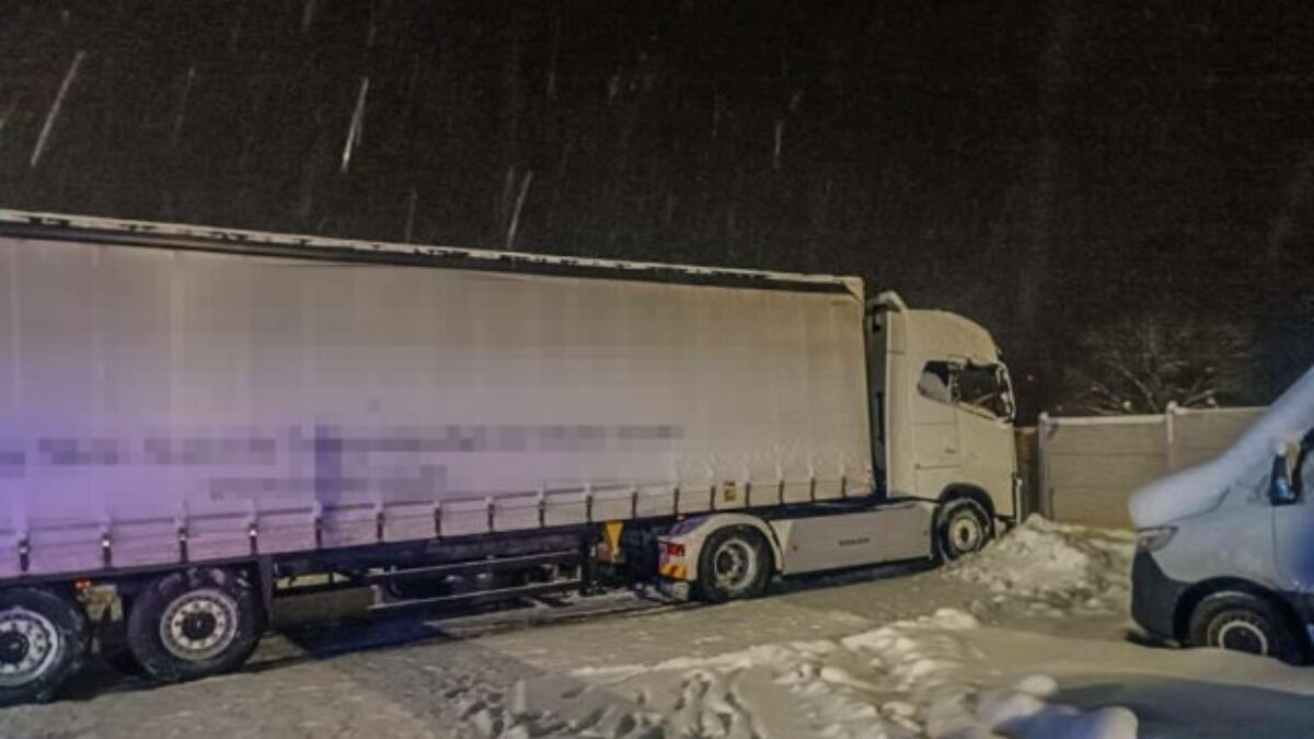 Opitý kamionista narazil do zaparkovaného návesu, nafúkal viac ako 1,6 promile – FOTO