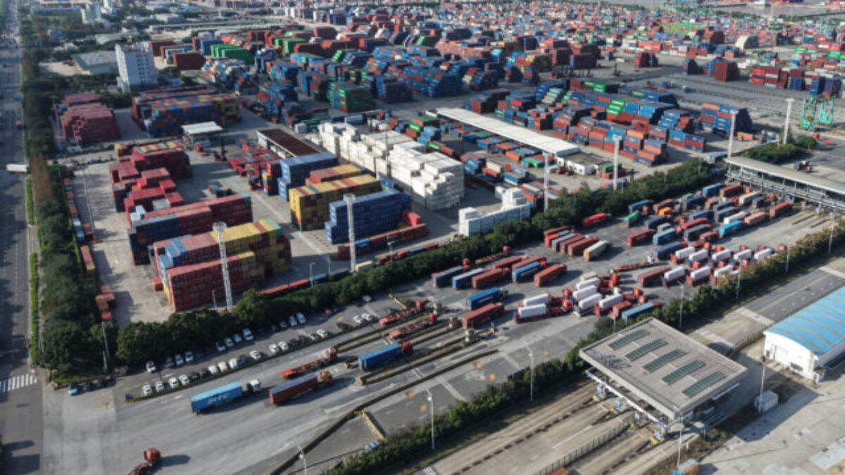 Čínsky obchodný prebytok vlani medziročne vzrástol na rekordných 1,2 bilióna dolárov