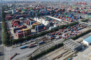 Čínsky obchodný prebytok vlani medziročne vzrástol na rekordných 1,2 bilióna dol...