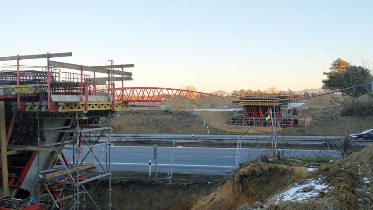 BSK: Nová lávka ponad diaľnicu D2 v Malackách čaká na osadenie. Slúžiť bude peším aj cyklistom