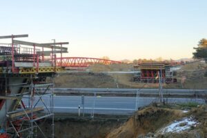 BSK: Nová lávka ponad diaľnicu D2 v Malackách čaká na osadenie. Slúžiť bude peší...