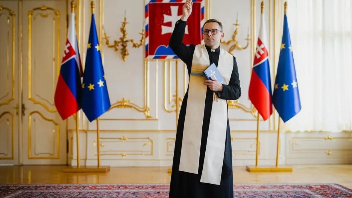 PREZIDENTSKÝ PALÁC BY MAL V SVETONÁZOROVÝCH OTÁZKACH ZACHOVÁVAŤ NEUTRALITU