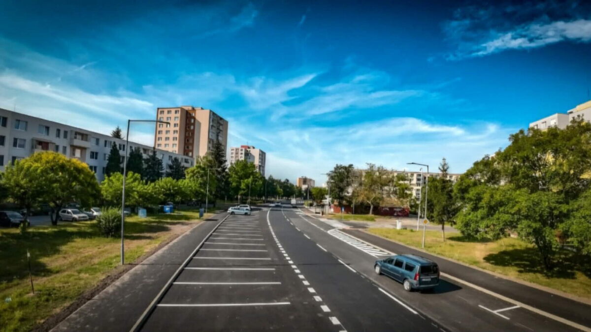 Peknú nedeľu želám, priatelia.