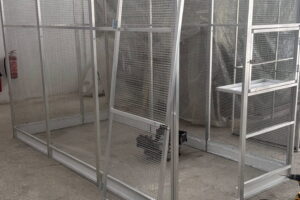 Voliera 3×1,5×2 m z profilov 25x25x2mm potiahnutá pletivom esafort s o...