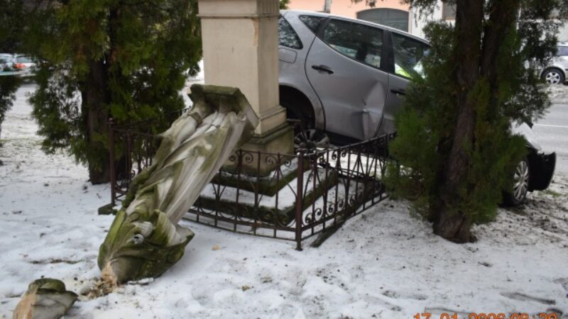 Mladý vodič zišiel v Boleráze z cesty, doplatila na to socha svätého Rochusa – FOTO