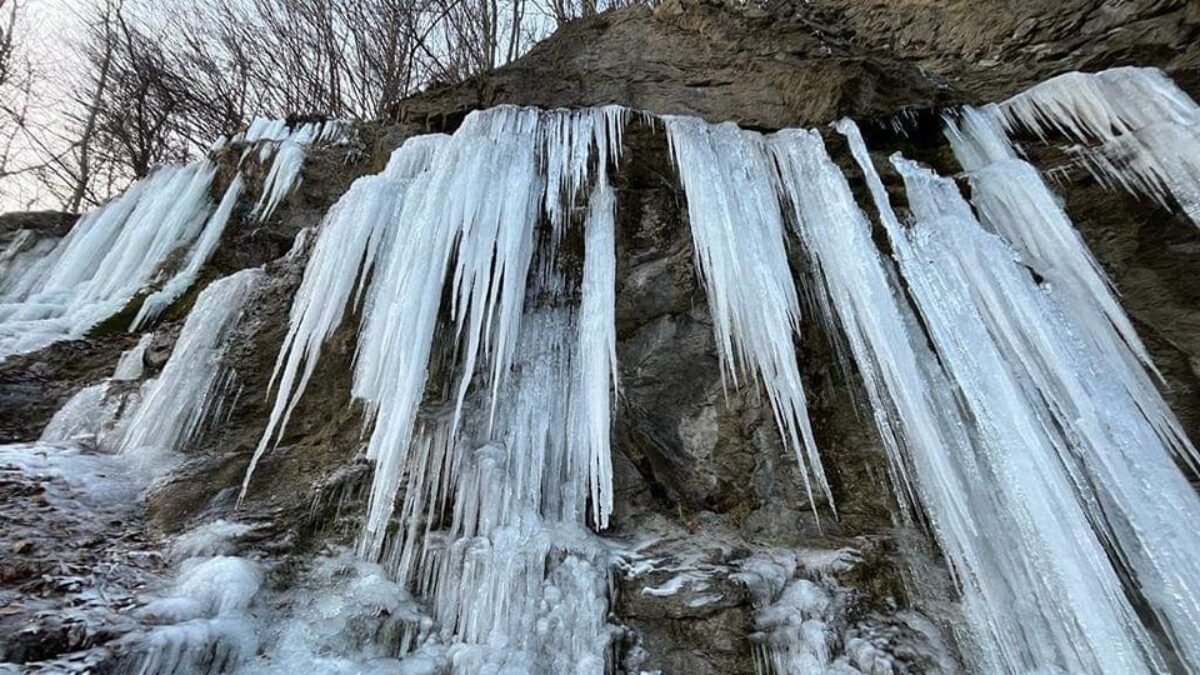Tip na výlet: Tajomný kameňolom s ľadopádom na okraji obce Borinka BSK: Tip na výlet: Tajomný kameňolom s ľadopádom na okraji obce Borinka
