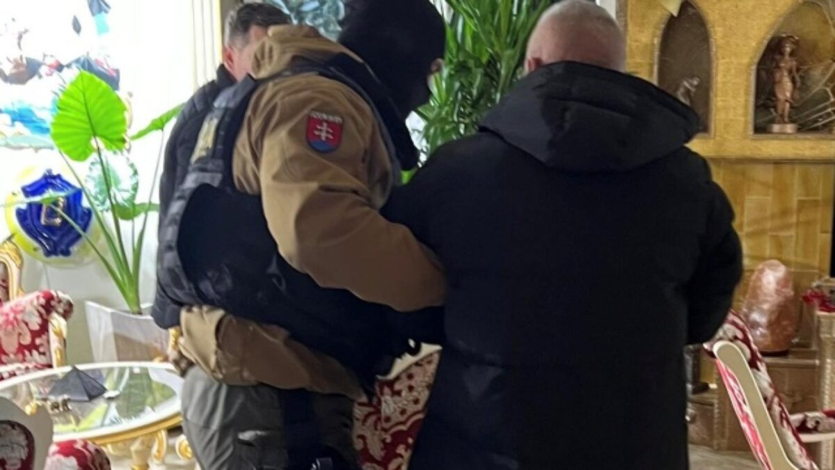 Národná protidrogová jednotka vykonáva rozsiahlu policajnú akciu, zasahuje na území mesta Pezinok