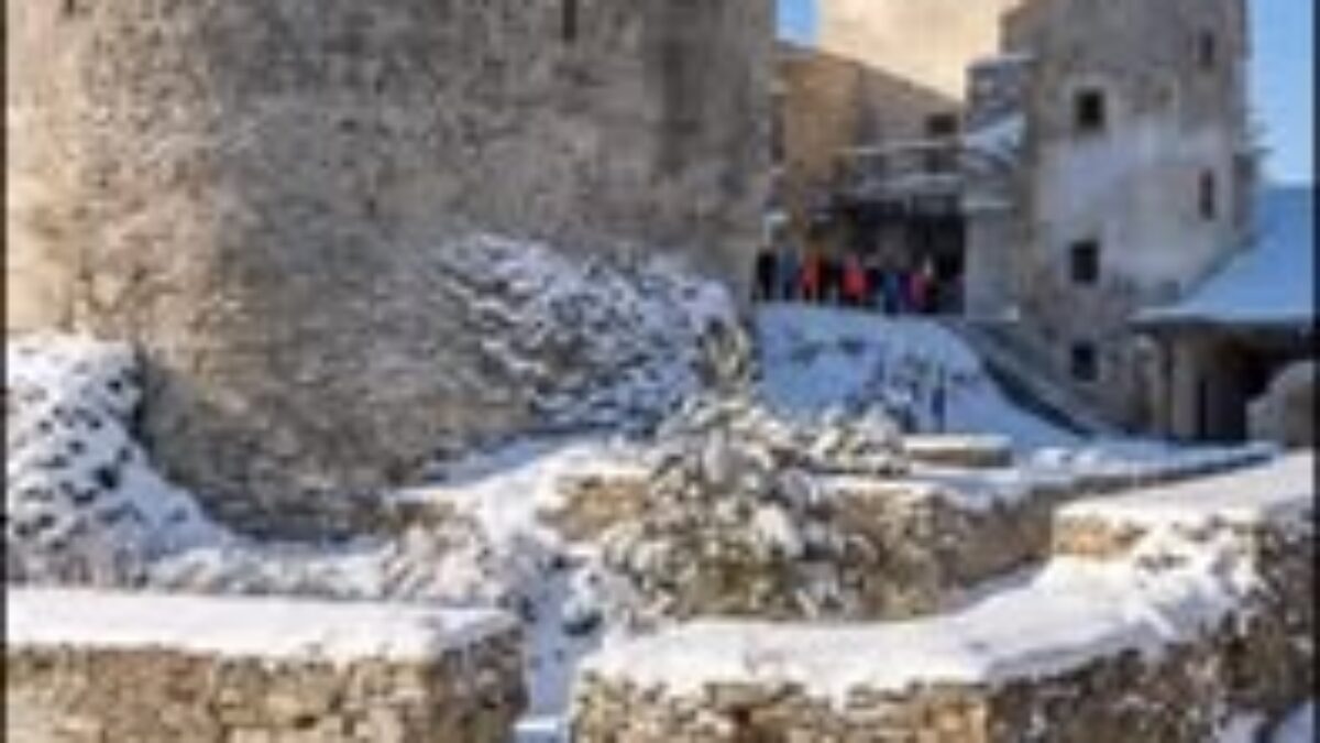 Hrad a Kaštieľ Liptovský Hrádok: Pr\u00ed\u010fte si u\u017ei\u0165 zimn\u00e9 v\u00edkendov\u00e9 prehliadky Hrad a Ka\u0161tie\u013e Liptovsk\u00fd Hr\u00e1dok \u2744\ufe0f\ud83c\udff0 v ka\u017edom zimnom po\u010dasi maj\u00fa svo