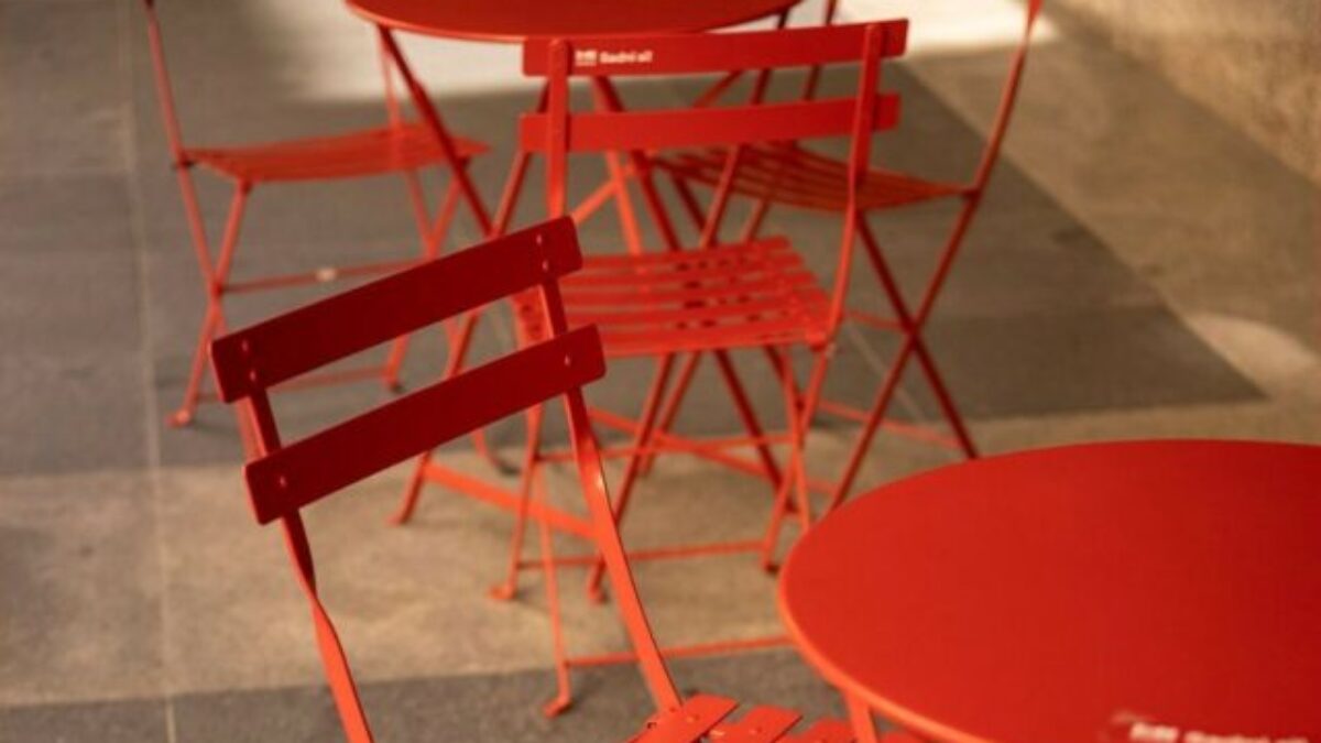 340866_stolicky-640x420.jpg Červené stoličky z projektu Sadni si! sa na jar vrátia do ulíc Bratislavy, zapožičať sa dajú do konca mesiaca – FOTO