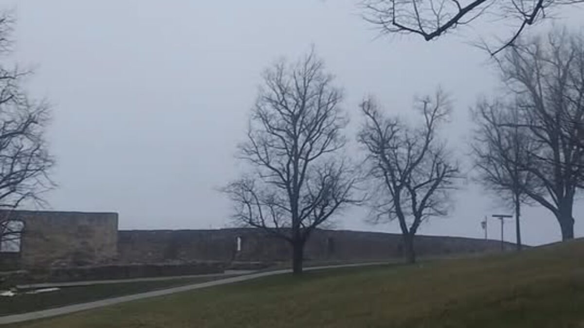 Trenčiansky hrad: Trenčiansky hrad dnes v hmle