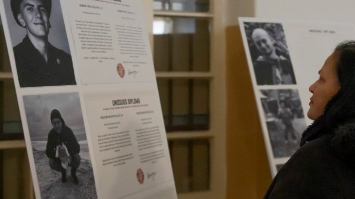 V Prešove začala putovná výstava Neodovzdané diplomy, poukazuje na vojnu na Ukrajine – FOTO