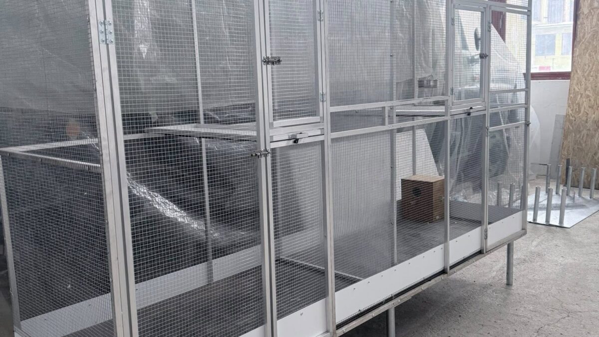 Voliera 3x1x2m so soklom, predelena na polovicu s podlahou a vyvyšena na nožičkach