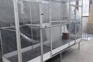 Voliera 3x1x2m so soklom, predelena na polovicu s podlahou a vyvyšena na nožička...