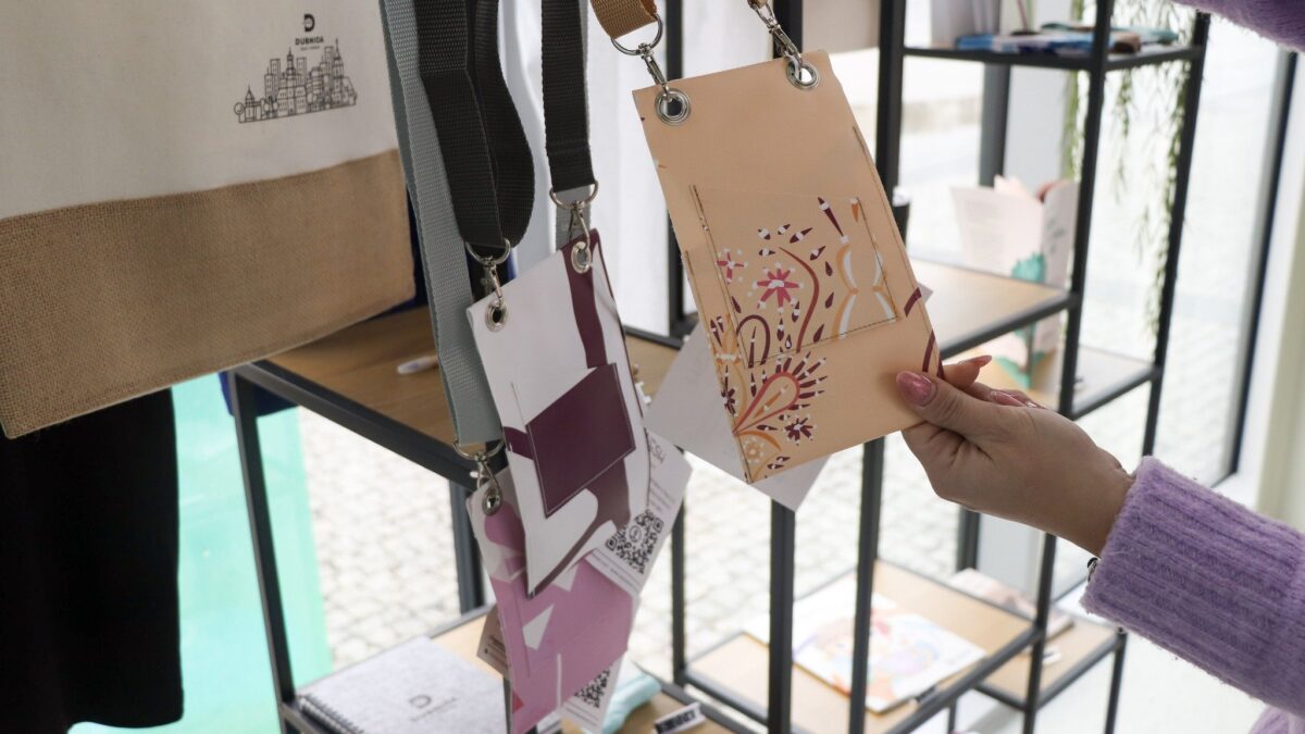 Mesto Dubnica nad Váhom: Vedeli ste, že v informačnom centre na námestí nájdete aj mestský merch?