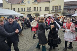 Mesto Topoľčany: Naše námestie dnes po prvý raz ožilo fašiangovým sprievodom a v...