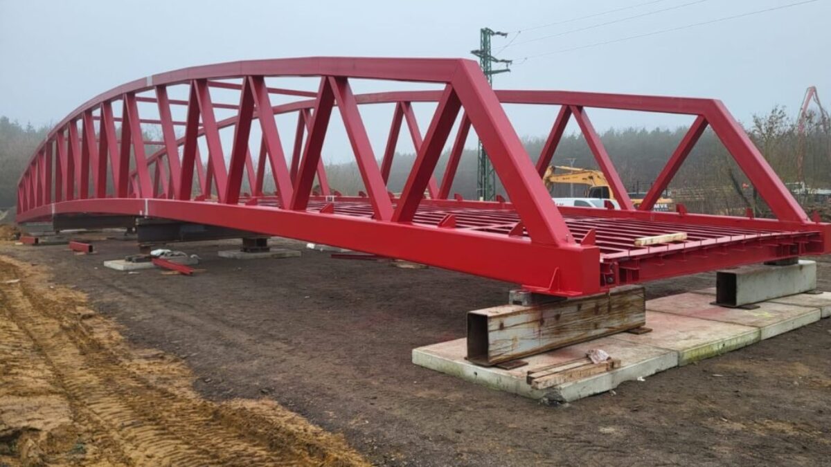 BSK: Mesto Malacky osadilo cyklolávku ponad diaľnicu D2. Prepojí Rádek a Na majeri