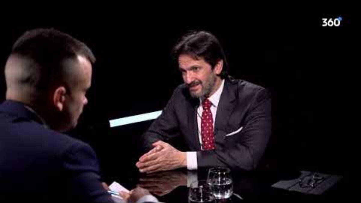 PODĽA MÉDIÍ JE BOMBIC NEBEZPEČNÝ EXTRÉMISTA, NO KEĎ HAJLUJE ICH PROGRESÍVEC, JE TO AKOŽE „SRANDA“…