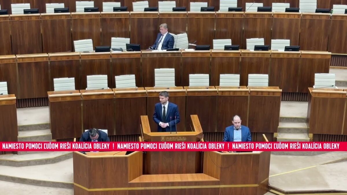 Namiesto pomoci ľuďom rieši koalícia obleky | Michal ŠIMEČKA