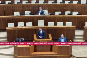 Namiesto pomoci ľuďom rieši koalícia obleky | Michal ŠIMEČKA