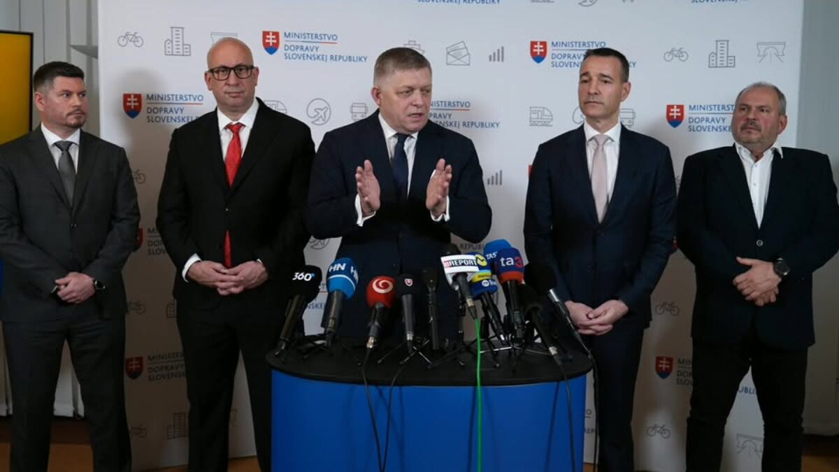 Tlačová konferencia predsedu vlády SR Roberta Fica a ministra dopravy SR Jozefa Ráža na tému: Výstavba nájomných bytov v mestách a obciach nemôže byť obeťou konsolidácie