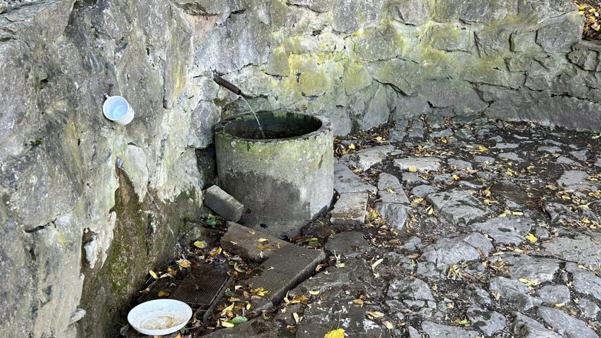 Mesto Považská Bystrica:  Obľúbenú studničku pri kríži na Rozkvete, ktorá dlhodobo slúži obyvateľom ako zdroj pramenitej vody, čaká v tomto roku rekonštrukcia. V súvislosti s plánovanou obnovou tohto miesta sa na studničke za