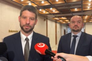 Rozprava k odvolávaniu vlády sa bude konať v noci, Šimečka hovorí o papalášizme ...