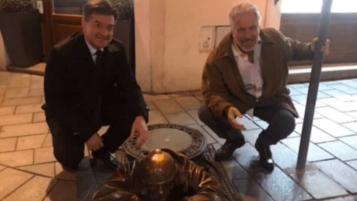 KAUZA EPSTEIN ODHALILA NEDOSTATKY V KOMUNIKÁCII ÚRADU VLÁDY