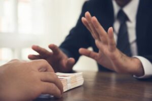 ÚBOK obvinil za korupciu 31 fyzických osôb, boli medzi nimi aj verejní funkcioná...