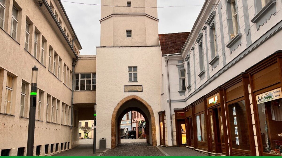 Mesto Trenčín: Pozývame vás do Mestskej veže na výstavu fotografií Juraja Majerského s názvom MESTO. Čiernobiele fotografie zachytávajú detaily, ktoré si pri každodennej prechádzke mestom často nevšímame. Výstava po