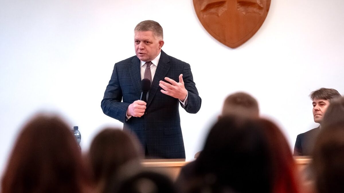 Predseda vlády SR Robert Fico v Modre diskutoval so študentmi