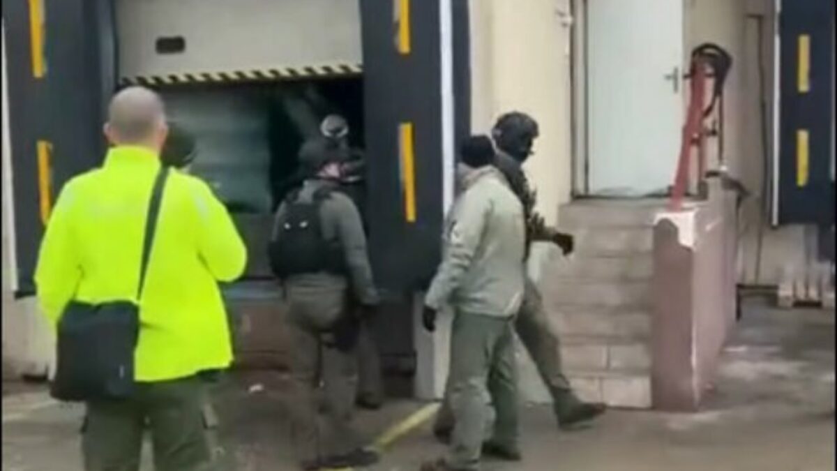 Finančná správa likviduje milión fliaš nezdaneného alkoholu, podnikla tiež kroky voči bývalému vedeniu – VIDEO