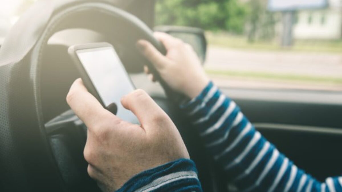Stačí krátka nepozornosť a jazda sa môže zmeniť na tragédiu. Polícia upozorňuje na riziká používania mobilu za volantom