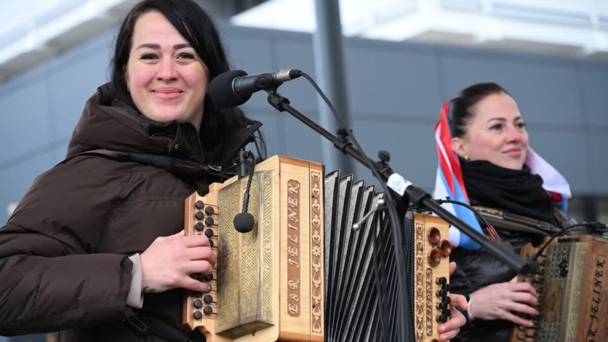 Mesto Trenčianske Teplice:  Prinášame vám videozostrih z koncertu, kde pri príležitosti Fašiangov 2026 na Kúpeľnom námestí v Trenčianskych Tepliciach vystúpili skvelé sestry Bacmaňákové.  vyššia kvalita tu:
