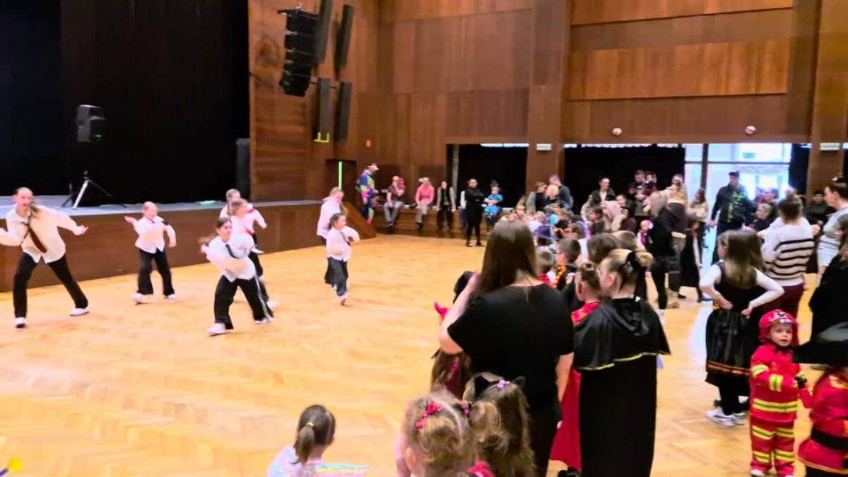 Kultúra Topoľčany: Na Detskom karnevale v Topoľčanoch tancovali a aj nové tanečné prvky deti naučili THE KAJLERS