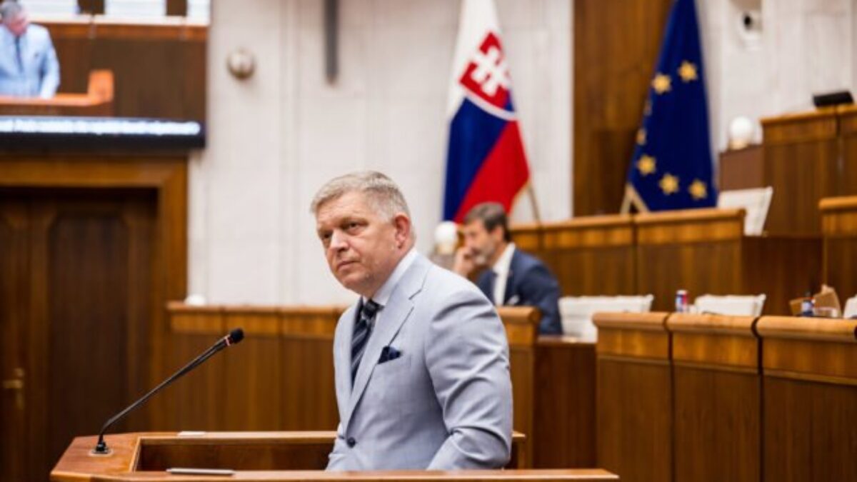 Vládu pri hlasovaní o dôvere podporilo všetkých 79 poslancov, s ktorými koalícia volebné obdobie aj začínala