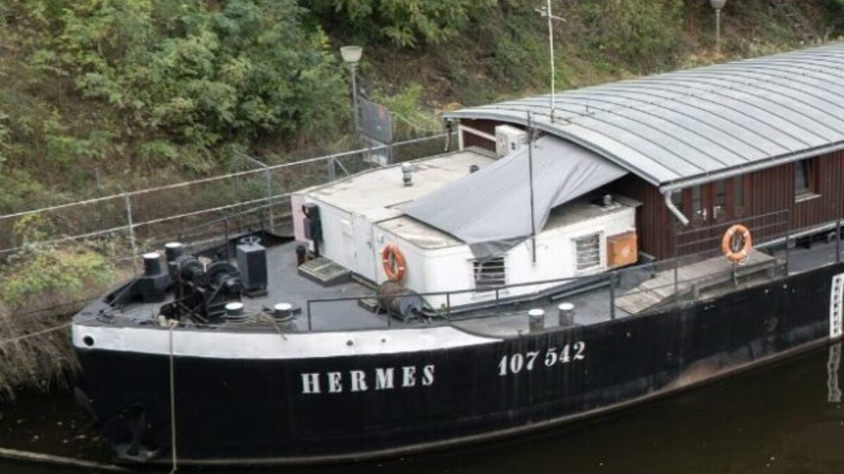 Teplo, sprcha a druhá šanca. Bezdomovci v Prahe nachádzajú útočisko na lodi Hermes