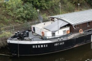 Teplo, sprcha a druhá šanca. Bezdomovci v Prahe nachádzajú útočisko na lodi Herm...