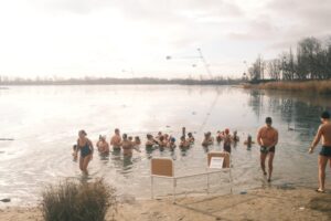 BSK: Hromadným vstupom do ľadovej vody vyjadrili solidaritu ľuďom bez domova