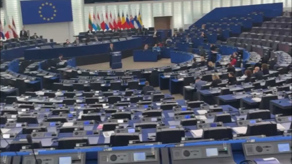 Opoziční klauni opäť rozbalili svoje šapitó pred prázdnym Europarlamentom