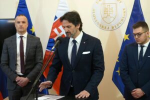 Tlačová konferencia R. Kaliňáka, I. Melichera a D. Lindtnera po rokovaní vlády S...