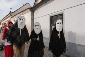 Kultúrne centrum Modra:  Fašiangový sprievod včera rozveselil naše mesto a pripo...