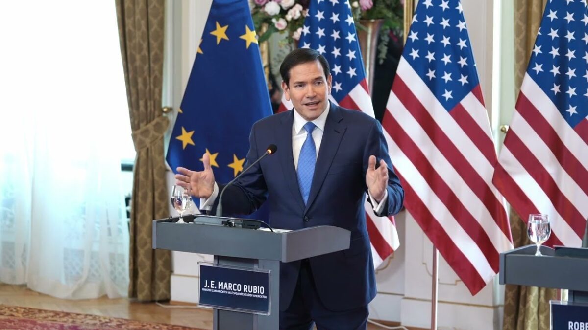 TK predsedu vlády SR R. Fica a ministra zahraničných vecí USA M. Rubia po spoločnom rokovaní.