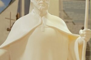 Mesto Liptovský Mikuláš:  Máme víťazný návrh sochy Mikuláša  Novou dominantou historického centra mesta bude bronzová socha patróna s otvorenou náručou od sochára Mariána Grolmusa. Víťaza vybrala sedemčlenná odborná porota z