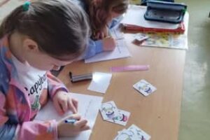 Mesto Kysucké Nové Mesto: Pri bádaní s baterkou sa malí žiaci menia na detektívov. Po posvietení na špeciálne materiály odhaľujú skryté informácie a odpovede. Táto metóda rozvíja pozorovanie, experimentovanie a prirodzenú zved