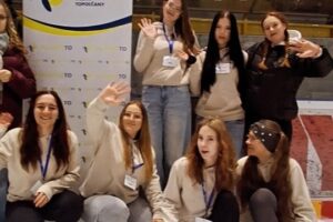 Mesto Topoľčany: Zimný štadión dnes zaplnili študenti, mladí ľudia a členovia mládežníckeho parlamentu , ktorí si prišli zakorčuľovať a stráviť príjemný čas s rovesníkmi. Nezabudnite, že verejné korčuľovanie  bude poč