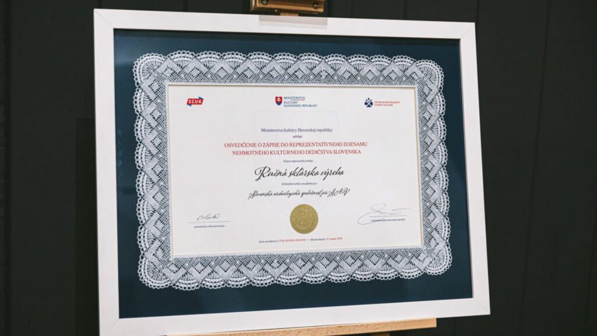 BSK: Osvedčenie o zápise Ručnej sklárskej výroby putuje do Malokarpatského múzea v Pezinku