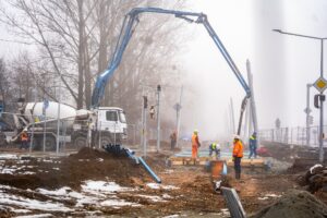 Mesto Košice: PRÁCE NA MODERNIZÁCII ELEKTRIČKOVEJ TRATE NAD JAZEROM NAPREDUJÚ