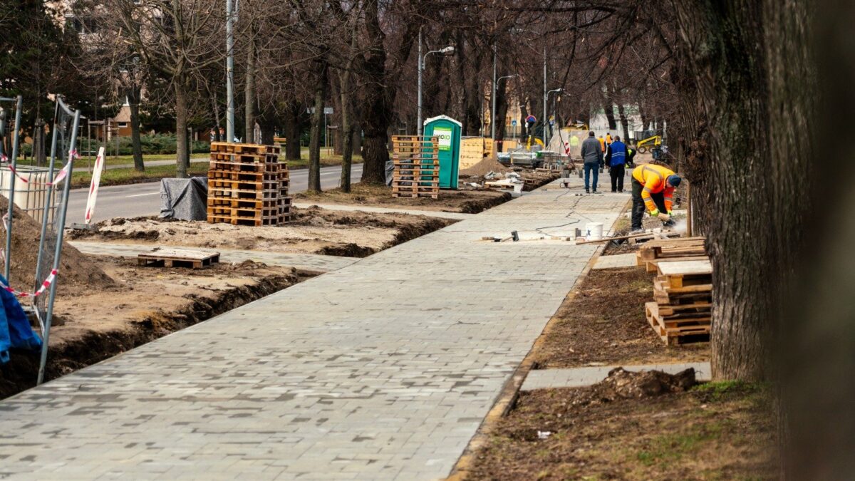 Mesto Skalica: Zima-nezima, v meste sa pracuje ostošesť! Jednou z najväčších investícií je výstavba nových cyklokoridorov, kde momentálne napredujú práce v rámci prvej etapy na ulici Koreszkova.